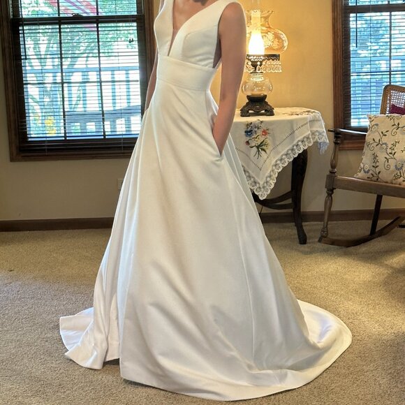 Paloma Blanca #4892 Classic Deep-V Low Back Wedding Dress WITH POCKETS - Picture 5 of 9